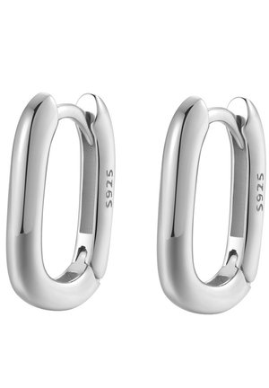 Paire de boucles d'oreilles ovales en argent lisse et poli avec fermoirs à charnière, chacune estampillée "S925" indiquant un matériau en argent sterling.