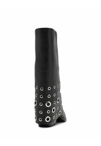 Botte noire en cuir, arrivant au genou, avec une tige lisse et une partie inférieure ornée d'œillets en argent de tailles variées.