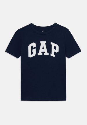 Dunkelblaues Baumwoll-T-Shirt mit einem großen weißen "GAP"-Logo in fetten Buchstaben. Kurzärmlig und mit klassischem Rundhalsausschnitt.