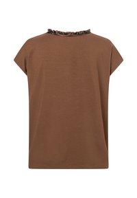 Braunes, kurzärmliges T-Shirt mit lässiger Passform, ausgestattet mit einem gerüschten Kragen in einem kontrastierenden Muster. Sanfte Textur, keine sichtbaren Nähte.