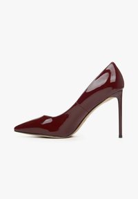 Bordeaux patent leren hoge hak schoen met een puntige neus en een dunne stiletto hak, met een slanke, gladde afwerking.