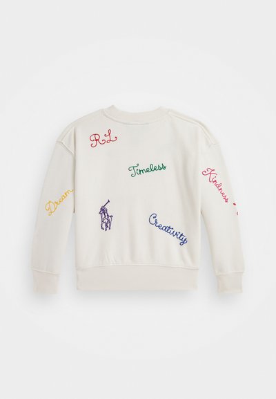 Sweatshirt creme com texto bordado multicolorido: "RL", "Timeless", "Dream", "Creativity" e um logotipo de um cavaleiro. Corte clássico.