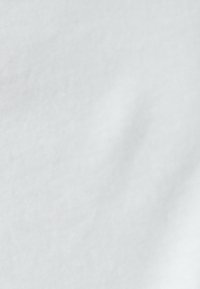 Tessuto grigio con una consistenza morbida e liscia, caratterizzato da una leggera lucentezza. Nessun motivo identificabile o dettagli distintivi visibili.
