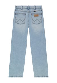 Светлосини дънки Wrangler с прав крачол, показани отзад с два задни джоба с пришит мотив във формата на W и кафяв кожен брандов етикет.