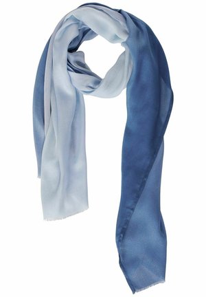 Sjaal met licht- en donkerblauwe kleurverloop, zachte, doorschijnende textuur, losjes geknoopt en hangend tegen een witte achtergrond.