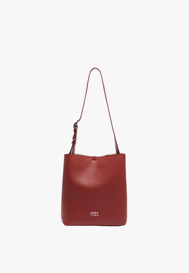 Borsa a spalla in pelle rossa con una texture liscia, design minimalista, tracolla regolabile e logo del brand in rilievo nella parte anteriore.