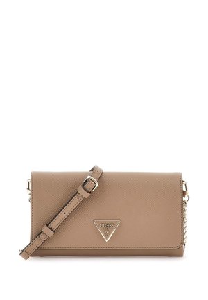 Torba na ramię z taupe teksturowanej skóry z regulowanym paskiem i złotą plakietką z logo Guess na przedniej klapie.
