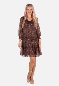 Braunes Leopardenmusterkleid mit schichtgesäumtem Rüschensaum, durchsichtigen langen Ärmeln und V-Ausschnitt. Glattes, leichtes Material.