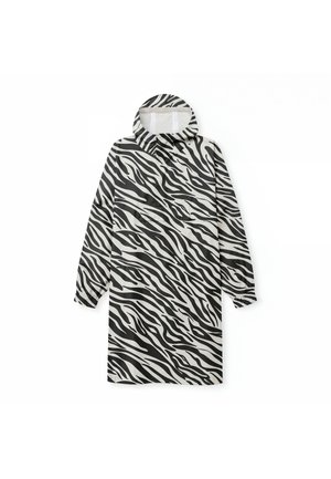 Fekete-fehér zebra mintás esőköpeny. Kapucnival, hosszú ujjakkal és egyenes szabással rendelkezik. Vízálló anyagból készült.