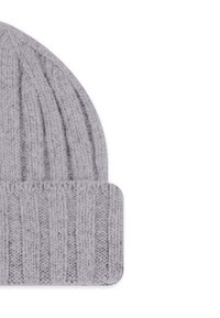 Berretto a maglia grigio con texture a coste e risvolto piegato. La parte superiore ha una forma arrotondata, mostrando un aspetto morbido e intrecciato.