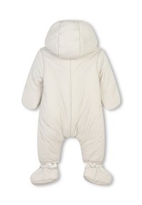 Combinaison de neige pour bébé, blanche et bouffante, avec une capuche, des pieds fermés et des poignets élastiques. Texture lisse, avec des coutures visibles et un design de dos sans coutures.