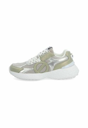 Chaussure de sport en maille avec un design vert clair et argenté, une semelle extérieure blanche arrondie, des lacets en tissu ; elle comporte un détail circulaire sur le côté.