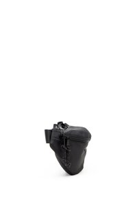 Borsa pochette in nylon nero con chiusura a zip, tracolla regolabile e doppi cursori per la zip. Forma curva con una texture liscia e design minimalista.