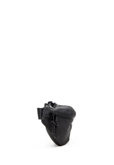 Pochette en nylon noir avec une fermeture à glissière, une sangle réglable et deux tirettes de fermeture. Forme courbée avec une texture lisse et un design minimaliste.