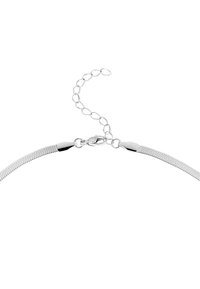 Collier en métal argenté avec un band flexible et texturé, ainsi qu'une extension en chaîne équipée d'un fermoir à homard pour un réglage de la longueur.