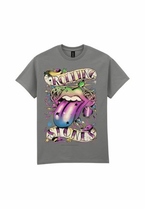 Harmaa t-paita, jossa on värikäs Rolling Stonesin logo, jossa on iso avoin suu, sateenkaaren kieli, tähtiä, ruusuja ja koristeellinen banderolliteksti.