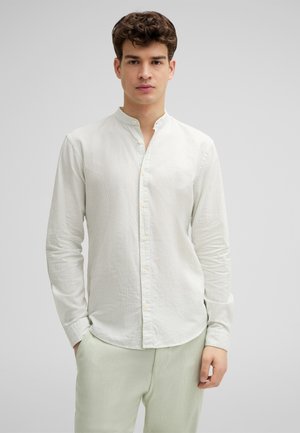 Licht gestreepte lange mouwen shirt in lichtgroen en crème, katoenen stof, bandkraag, knoopsluiting, slim fit, gecombineerd met lichtgroene broek.