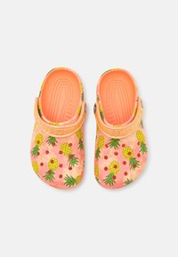 Dřeváky s motivem ananasu v růžové barvě s oranžovým vnitřkem, vyrobené z měkkého materiálu, mají větrací otvory a zadní pásku pro bezpečné uchycení.