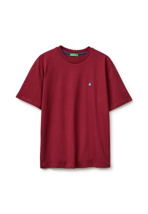 Gładki bordo t-shirt z krótkim rękawem i okrągłym dekoltem, z małym niebiesko-białym logo na lewej piersi, zaprezentowany na białym tle.