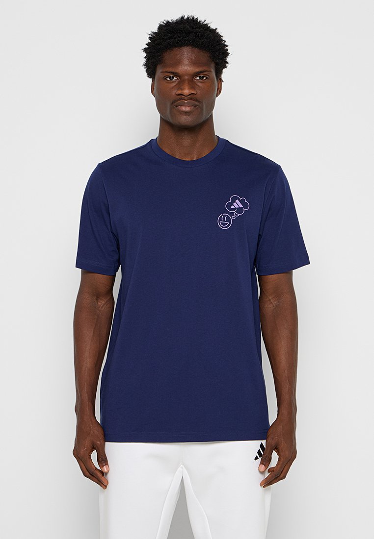 Marineblaues T-Shirt mit kurzen Ärmeln aus weichem Material. Mit einem verspielten Grafikdruck im Bereich der linken Brust. Schlichtes, unauffälliges Design.