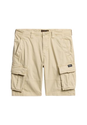 Beige cargo shorts lavet af bomuld med flere lommer, herunder to sidelommer og en flap-lomme, samt bæltestropper. Med stikninger som detaljer.