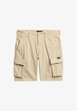 Beige cargo shorts lavet af bomuld med flere lommer, herunder to sidelommer og en flap-lomme, samt bæltestropper. Med stikninger som detaljer.
