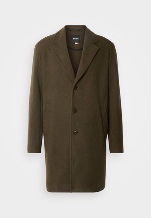 Oliwkowy wełniany płaszcz z ząbkowanym kołnierzem, jednozgniotowy, z trzema guzikami z przodu i kieszeniami po bokach. Gładka tekstura z minimalnymi detalami.