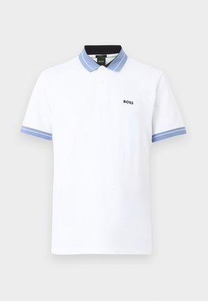 Polo blanc à manches courtes avec col et poignets rayés bleu clair, col intérieur noir et logo « BOSS » sur la poitrine gauche.