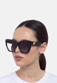 Le Specs VAMOS - Aurinkolasit - black