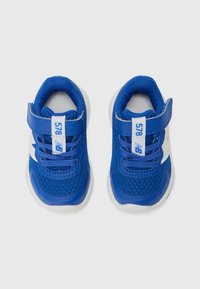 Chaussures de sport en mesh bleu avec des accents blancs et bleus, dotées d'une sangle Velcro et de lacets, conçues pour le confort et le soutien.