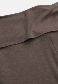 Brauner Stoffoberteil, weiche Textur, drapierter Schnitt mit weitem Ausschnitt, sanft gefaltetem Detail im Schulterbereich, glatte Oberfläche.