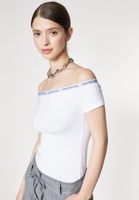 Calvin Klein Jeans LOGO ELASTIC BARDOT TOP - Trükipildiga T-särk - bright white