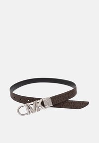 Ceinture marron de designer avec motif répétitif des initiales MK et une grande boucle logo MK en argent sur fond uni.
