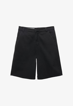Czarne szorty wykonane z bawełny, o prostym kroju, z dwoma przednimi kieszeniami i gładką teksturą. Brak widocznych wzorów lub akcentów.