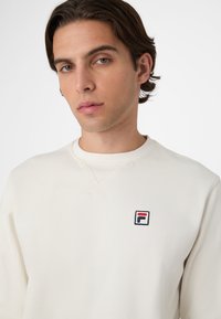 Fila APPAREL BIELLA REGULAR CREWNECK - Sudadera - egret