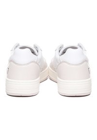 Sneaker bianche e marrone chiaro con una finitura in pelle liscia, dettagli perforati e un colletto imbottito. La suola è piatta e con texture.