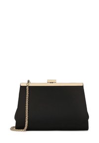Pochette nera con una cornice e chiusura in metallo dorato. Presenta una tracolla a catena e una texture liscia, con una forma strutturata e un design minimal.