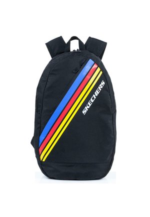 Mochila negra con franjas diagonales de color azul, rojo y amarillo en la parte frontal. Hecha de un tejido resistente, cuenta con correas ajustables y acolchadas.