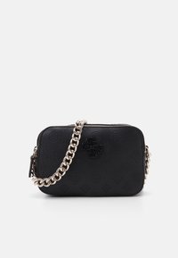 Mustan synteettisen materiaalin käsilaukku, jossa on kohokuvioitu logo ja kukkakuvio, etupuolella vetoketju ja punottu hopeaketju.