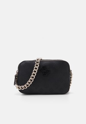 Sac à main en synthétique noir avec un logo embossé et un motif floral, doté d'une fermeture éclair à l'avant et d'une anse en chaîne argentée tissée.