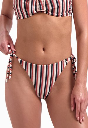 Bikini bottom a righe con lacci ai lati, nei colori rosso, blu navy e crema. Il tessuto sembra strutturato e ha una finitura morbida.