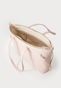 Bolsa de mão de couro texturizado rosa com alças duplas, fecho de zip e compartimentos interiores, apresentando um discreto design em relevo.