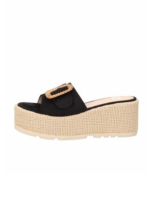 Sandalo zeppa nero con punta aperta, suola platform beige intrecciata e cinturino con fibbia testurizzata abbinata sopra.