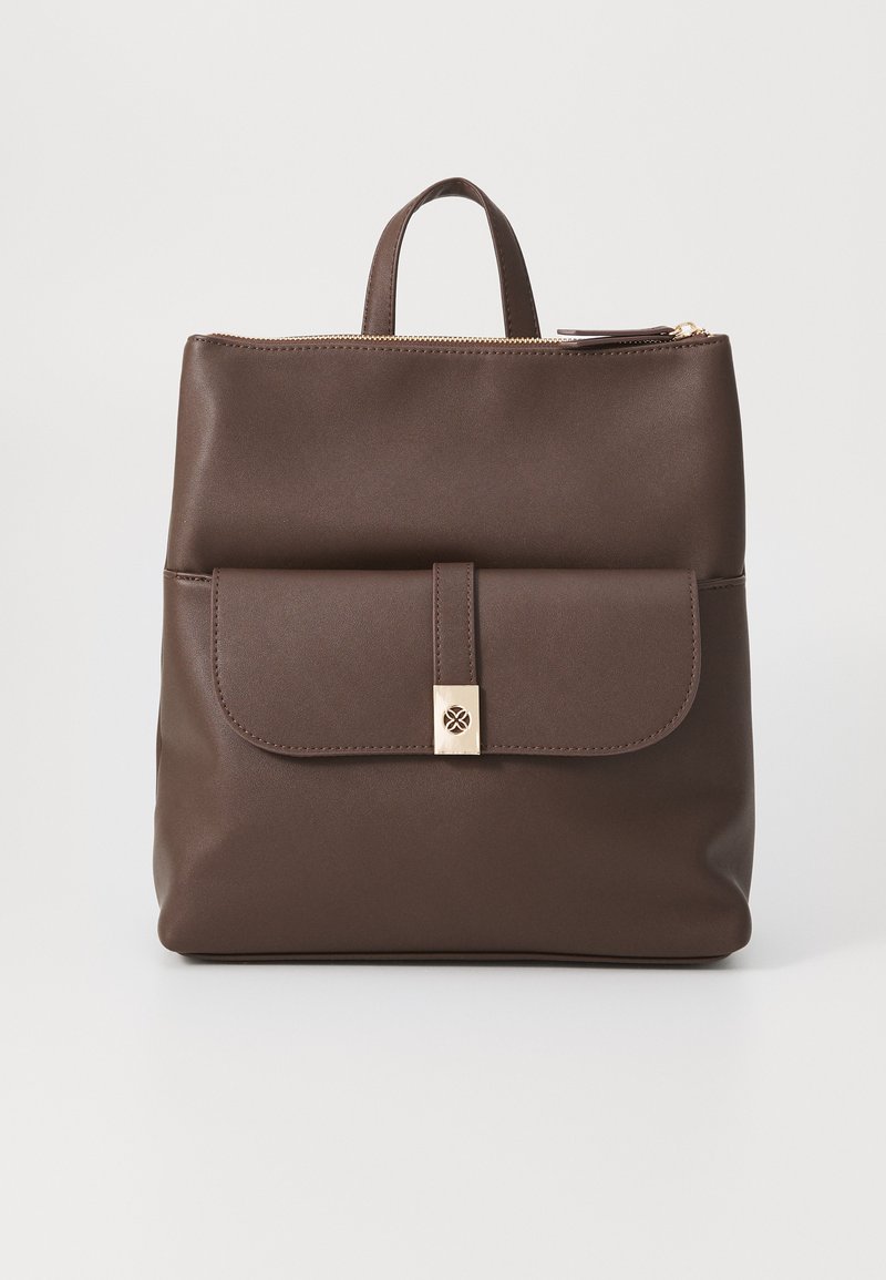 Sac à dos synthétique marron avec fermeture éclair, poche avant à rabat, quincaillerie dorée et poignée supérieure pour le transport.