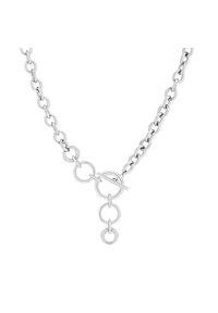 Zilveren ketting met in elkaar grijpende cirkelvormige schakelstukken, voorzien van een centrale toggle-sluiting en een hangend element van drie kleinere ringen.