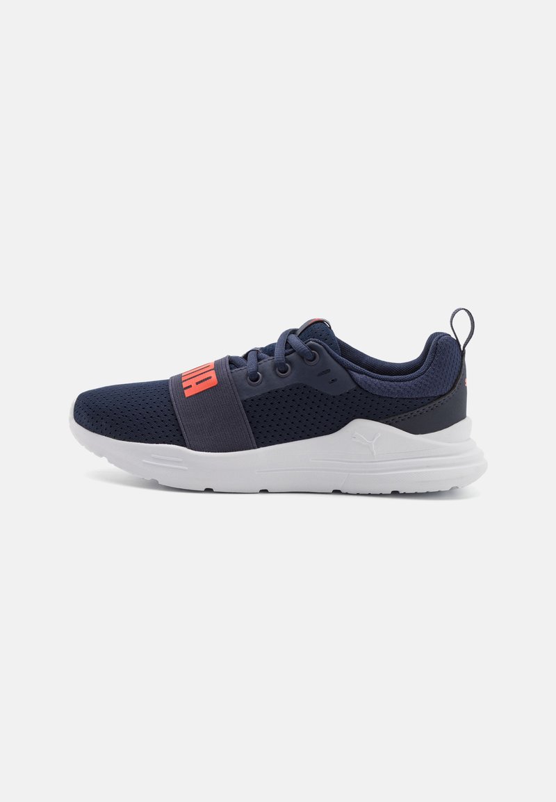Scarpe da ginnastica blu navy con parte superiore in mesh, fascia elastica sopra il mesopiede, suola bianca e dettaglio del logo rosso sulla fascia elastica.