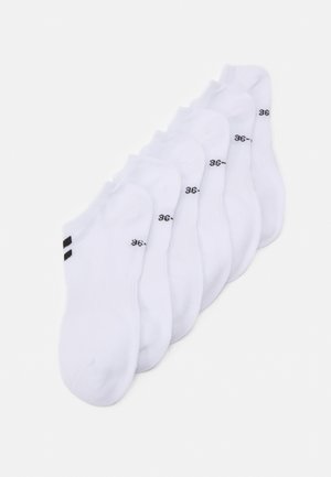 Verpakking van zes witte enkelsokken gemaakt van zacht materiaal, met een ribbelboord en een klein zwart maatlabel op elke sok.