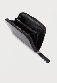 Sort læderpung med lynlås omkring, åben og viser flere rum, herunder en lynlåsret møntsektion, på en hvid baggrund.