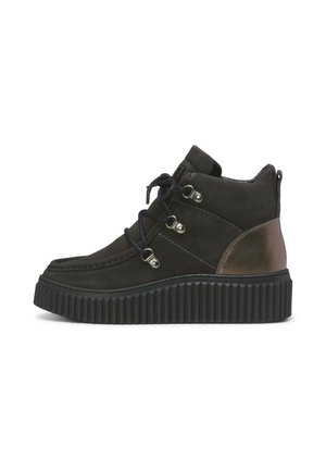 Stivaletti neri in suede con occhielli metallici per i lacci, un accento dorato sul tallone e una suola piatta nera spessa e rigata.