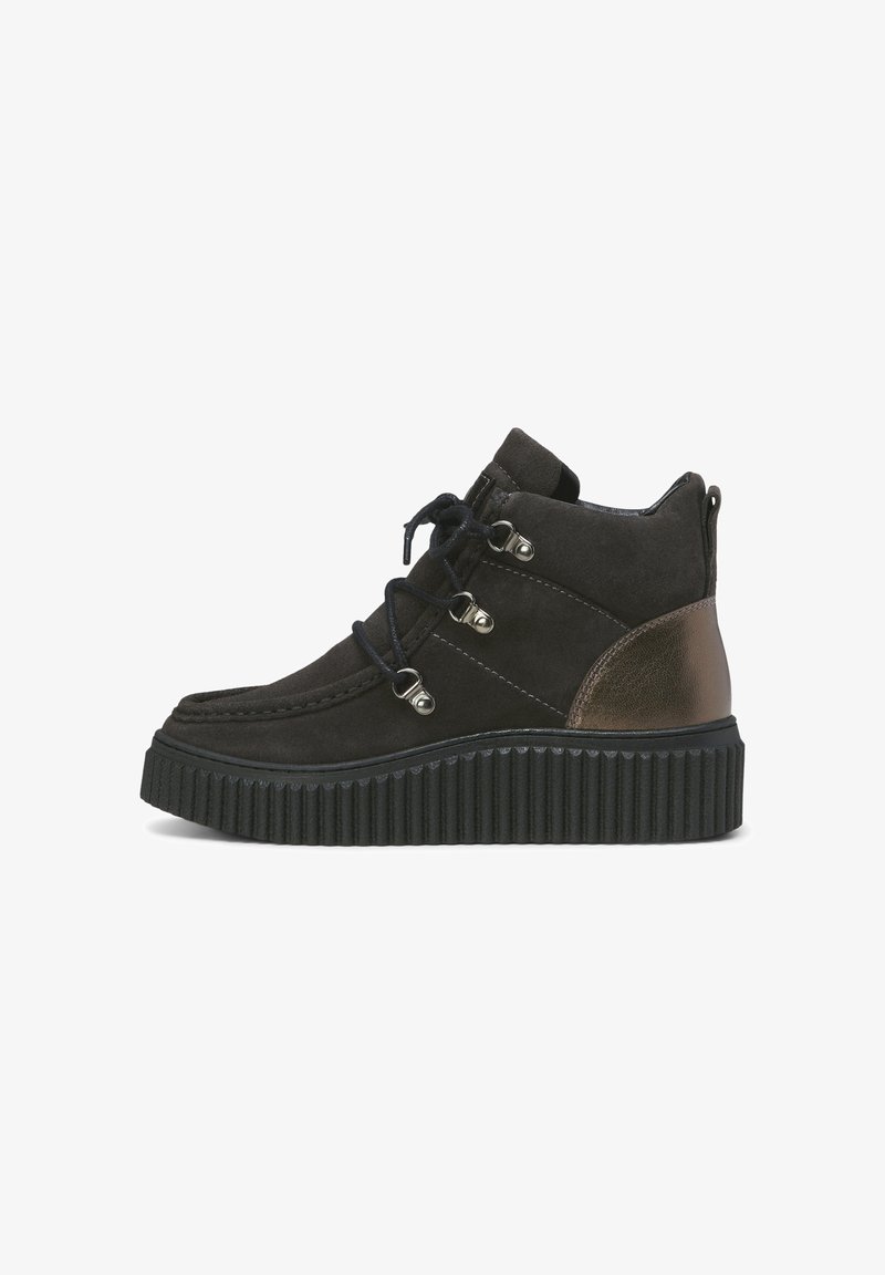 Bottines noires en suede avec des œillets en métal pour les lacets, un accent doré au talon, et une semelle épaisse et crantée noire.